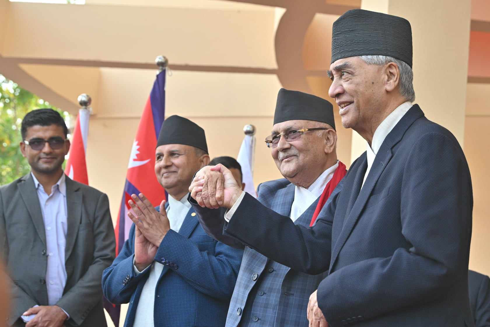 एमालेको चियापानमा सहभागी हुन देउवा पुगे च्यासल (तस्वीरहरू)